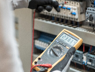 Électricité tertiaire en PACA : mise aux normes du réseau électrique, maintenance et dépannage à destination des entreprises